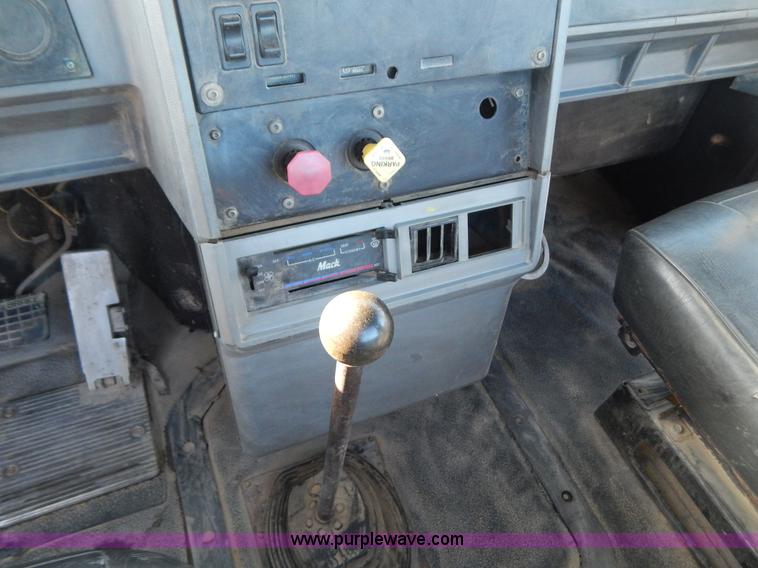 image for item H3906 1991 Mack CH613 semi truck