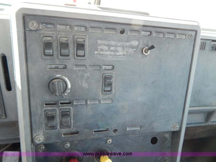 image for item H3906 1991 Mack CH613 semi truck