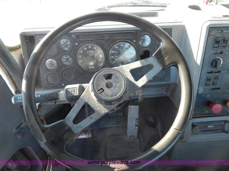 image for item H3906 1991 Mack CH613 semi truck