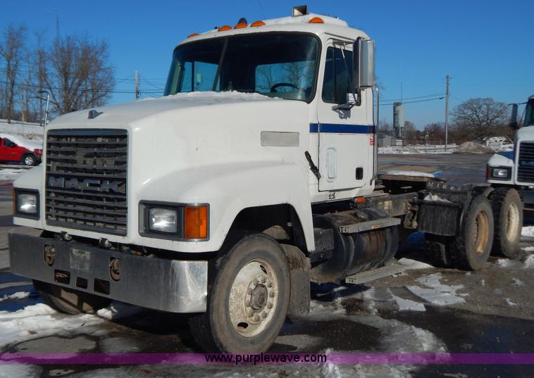 image for item H3907 1991 Mack CH613 semi truck