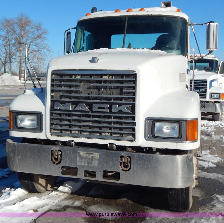 image for item H3907 1991 Mack CH613 semi truck
