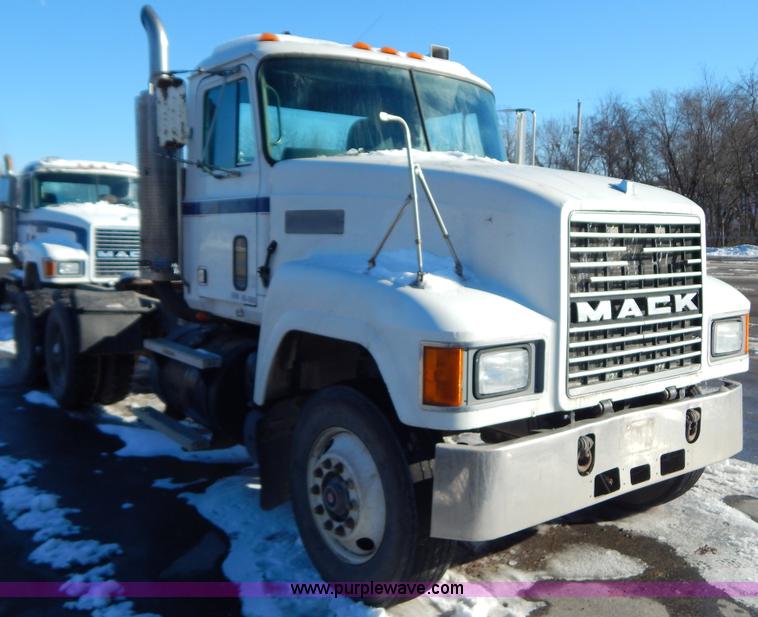 image for item H3907 1991 Mack CH613 semi truck