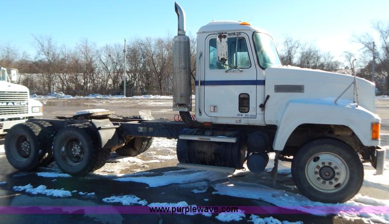 image for item H3907 1991 Mack CH613 semi truck