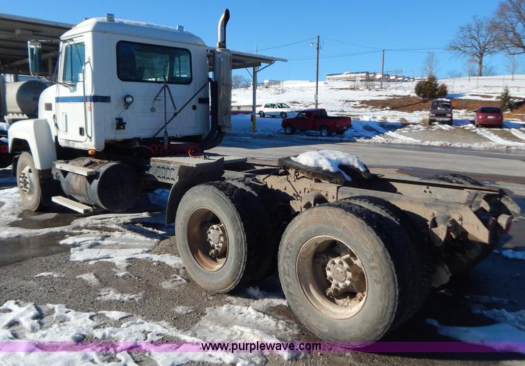 image for item H3907 1991 Mack CH613 semi truck