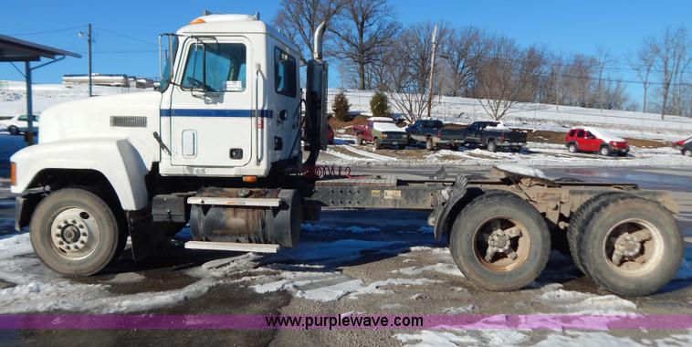 image for item H3907 1991 Mack CH613 semi truck