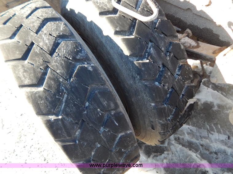 image for item H3907 1991 Mack CH613 semi truck