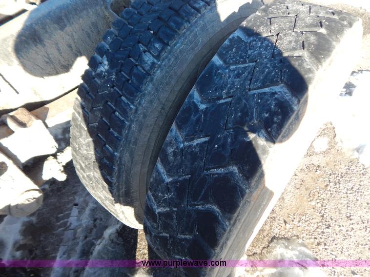 image for item H3907 1991 Mack CH613 semi truck