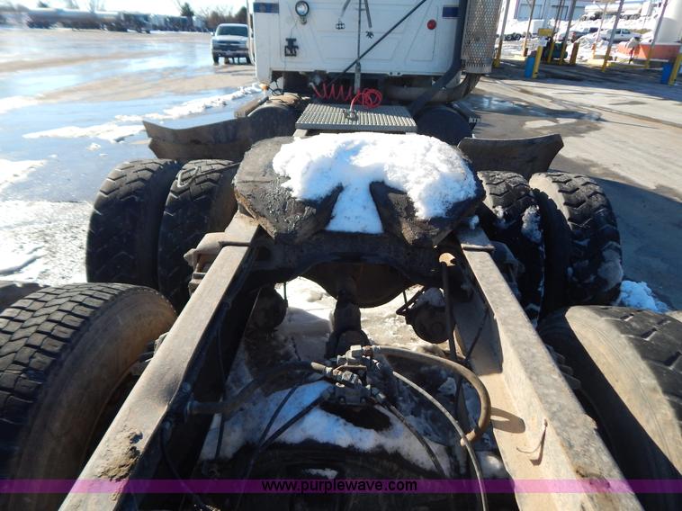 image for item H3907 1991 Mack CH613 semi truck