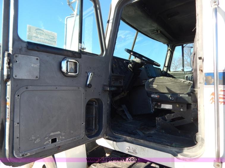 image for item H3907 1991 Mack CH613 semi truck