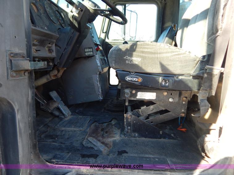 image for item H3907 1991 Mack CH613 semi truck