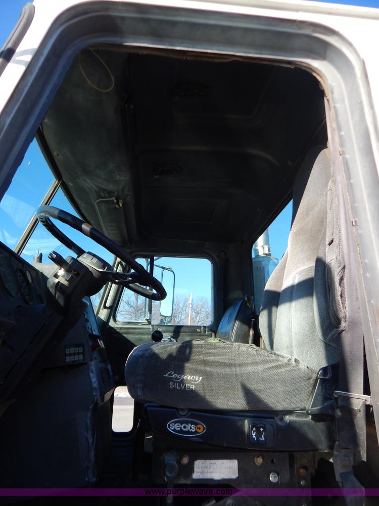 image for item H3907 1991 Mack CH613 semi truck