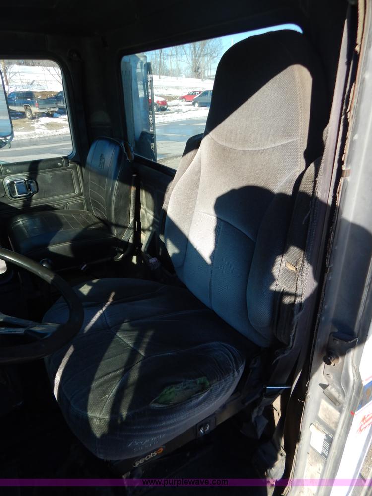 image for item H3907 1991 Mack CH613 semi truck