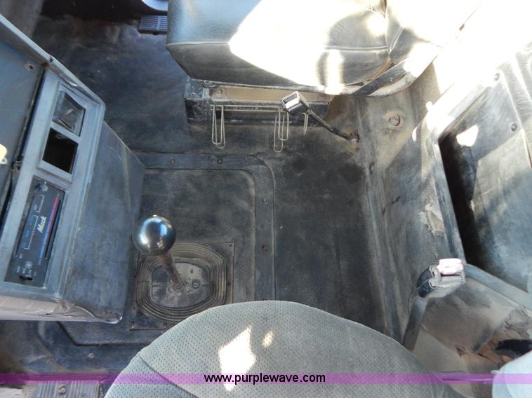 image for item H3907 1991 Mack CH613 semi truck