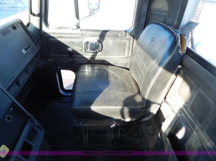 image for item H3907 1991 Mack CH613 semi truck