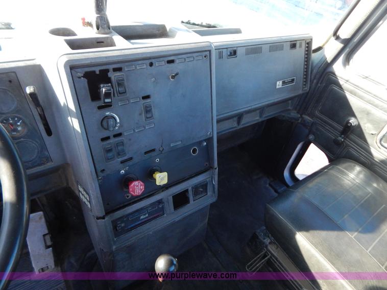 image for item H3907 1991 Mack CH613 semi truck