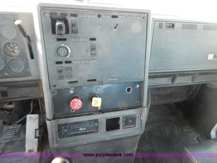 image for item H3907 1991 Mack CH613 semi truck