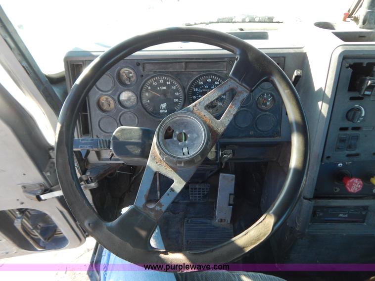 image for item H3907 1991 Mack CH613 semi truck