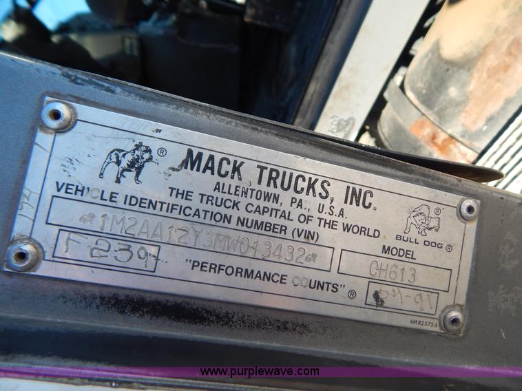 image for item H3907 1991 Mack CH613 semi truck