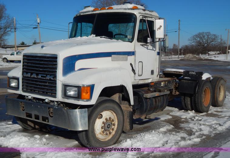 image for item H3908 1992 Mack CH613 semi truck