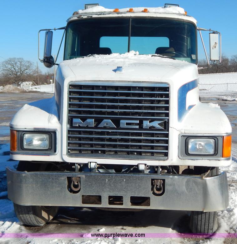 image for item H3908 1992 Mack CH613 semi truck