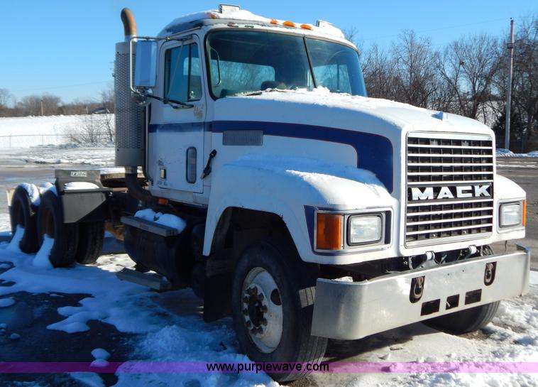 image for item H3908 1992 Mack CH613 semi truck