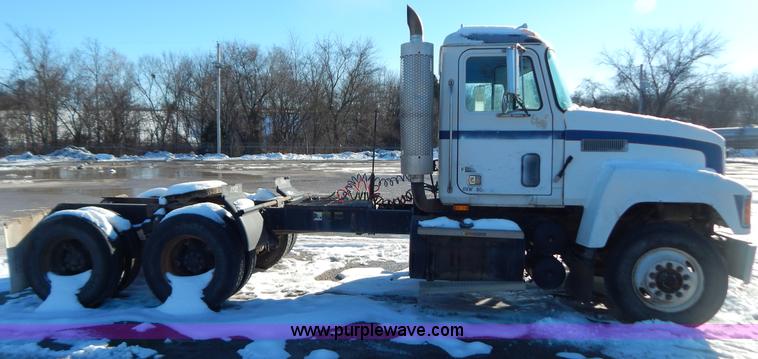 image for item H3908 1992 Mack CH613 semi truck