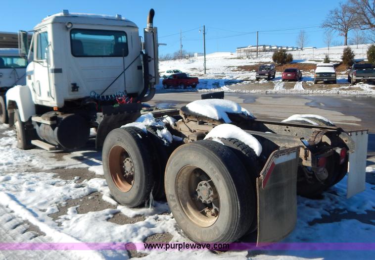 image for item H3908 1992 Mack CH613 semi truck
