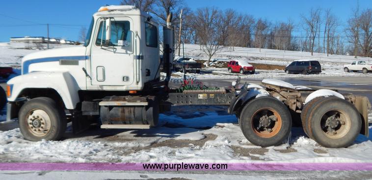 image for item H3908 1992 Mack CH613 semi truck