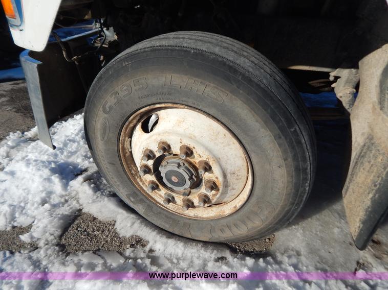 image for item H3908 1992 Mack CH613 semi truck