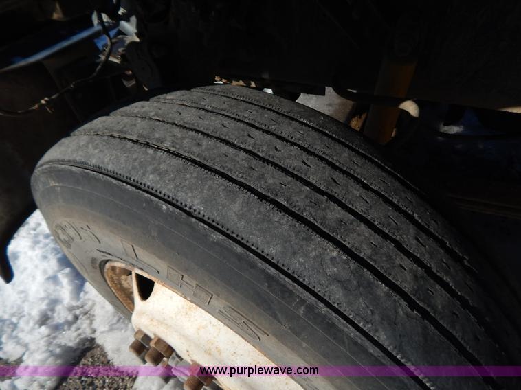 image for item H3908 1992 Mack CH613 semi truck