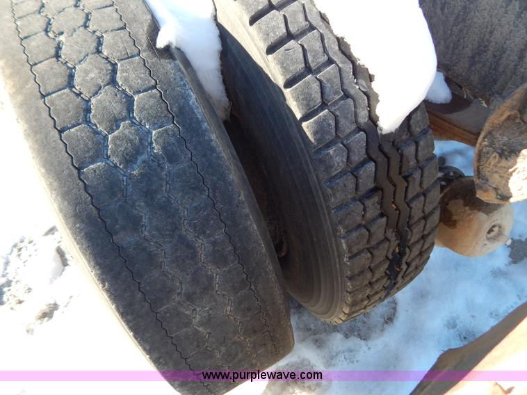 image for item H3908 1992 Mack CH613 semi truck