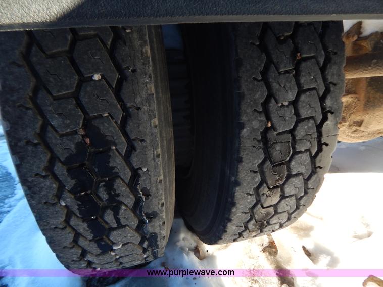 image for item H3908 1992 Mack CH613 semi truck