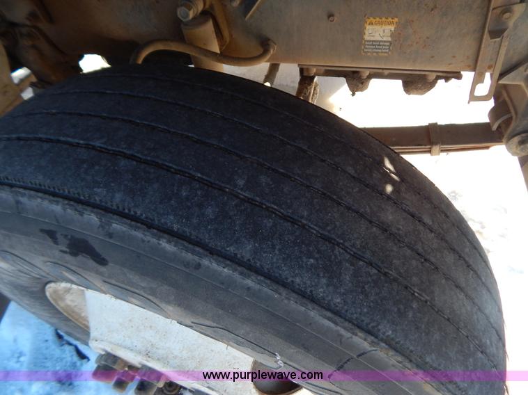 image for item H3908 1992 Mack CH613 semi truck