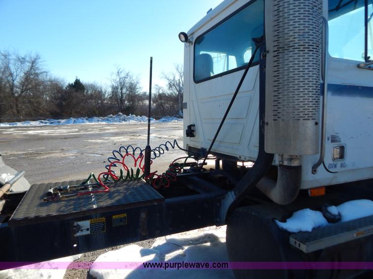 image for item H3908 1992 Mack CH613 semi truck