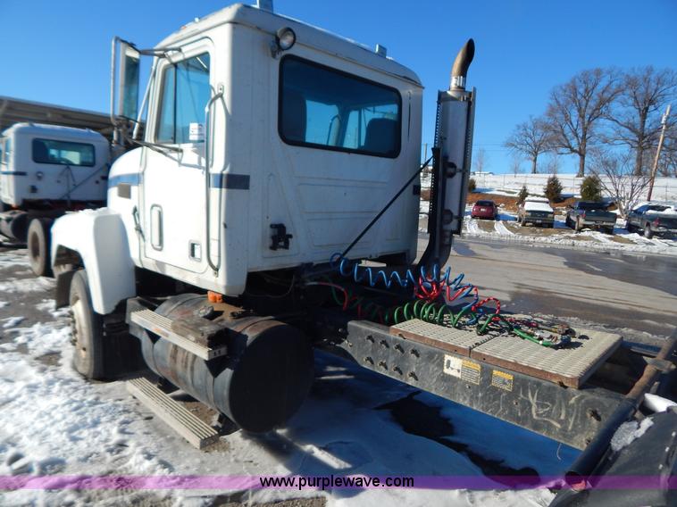 image for item H3908 1992 Mack CH613 semi truck