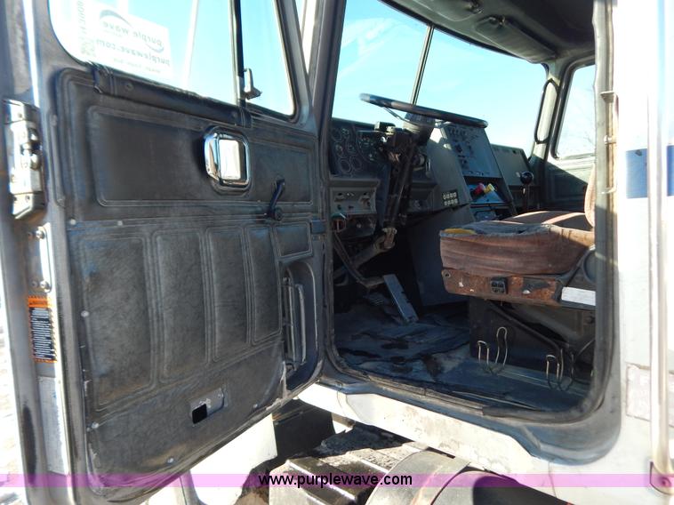 image for item H3908 1992 Mack CH613 semi truck