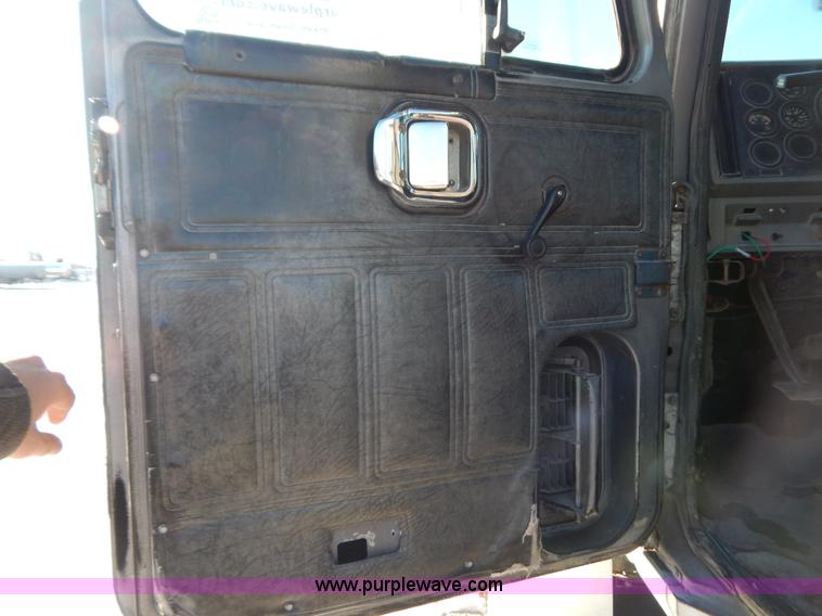 image for item H3908 1992 Mack CH613 semi truck