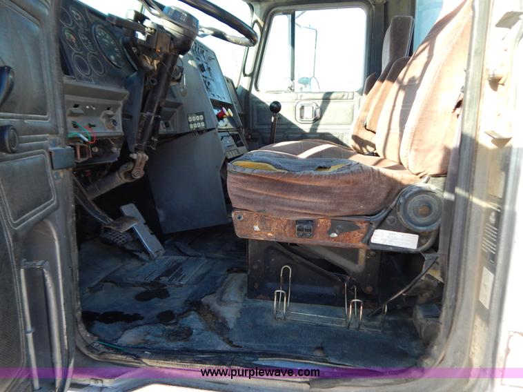 image for item H3908 1992 Mack CH613 semi truck