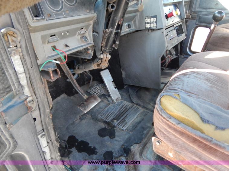 image for item H3908 1992 Mack CH613 semi truck