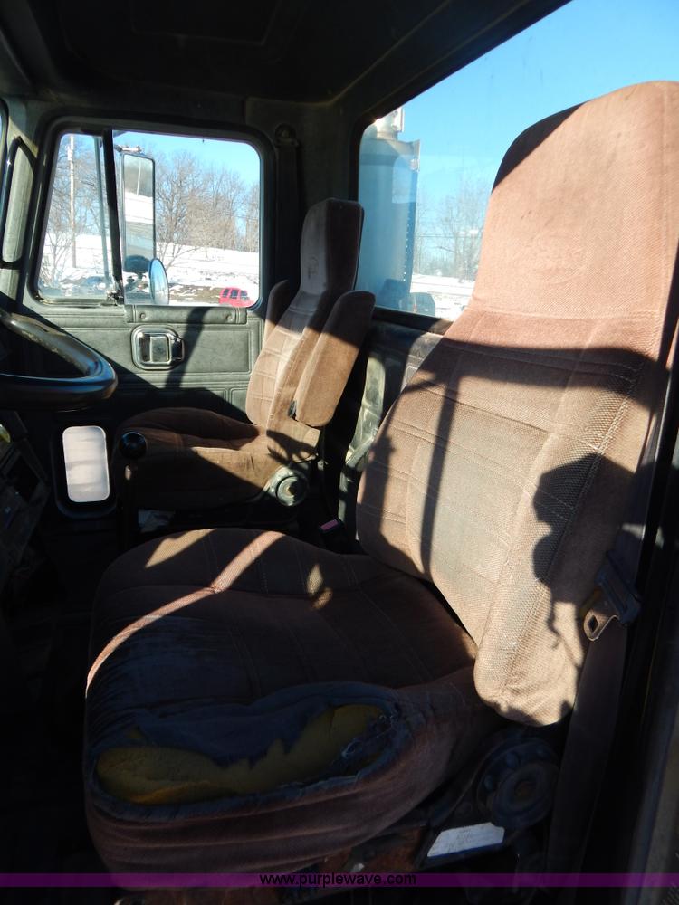 image for item H3908 1992 Mack CH613 semi truck