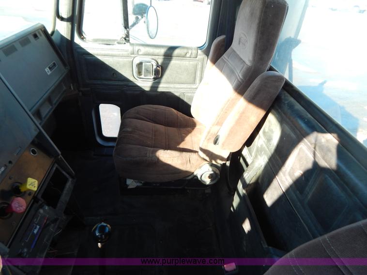 image for item H3908 1992 Mack CH613 semi truck