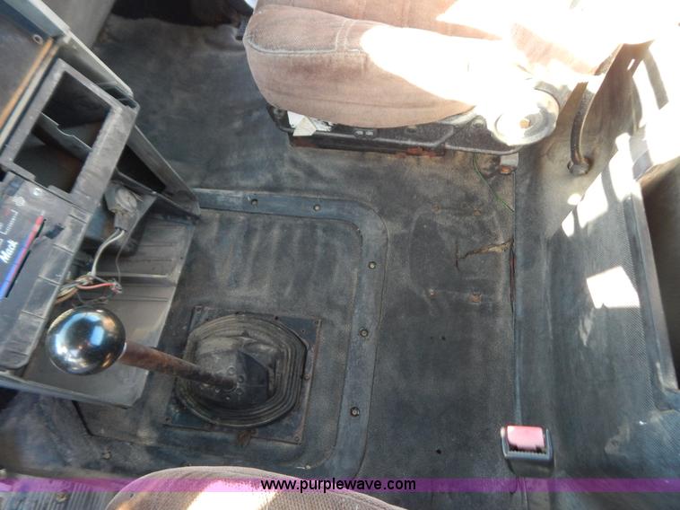 image for item H3908 1992 Mack CH613 semi truck