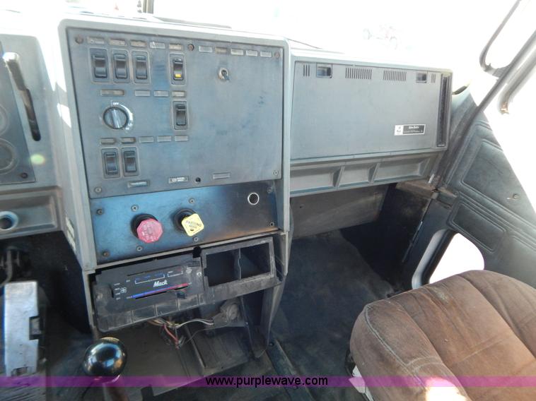 image for item H3908 1992 Mack CH613 semi truck
