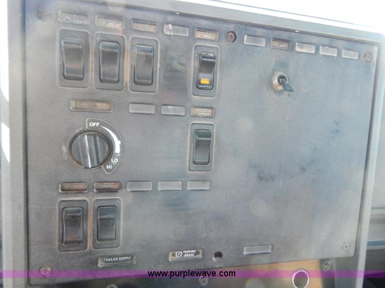 image for item H3908 1992 Mack CH613 semi truck