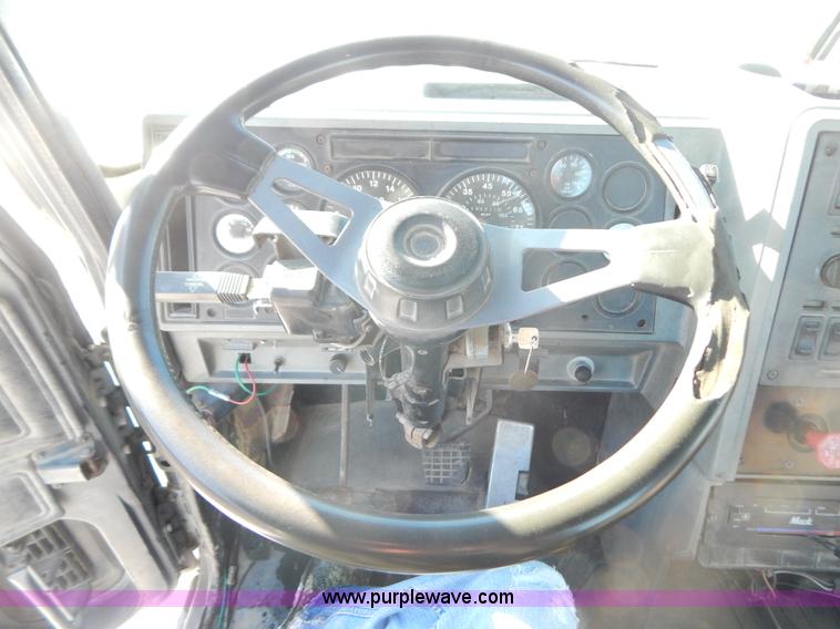 image for item H3908 1992 Mack CH613 semi truck