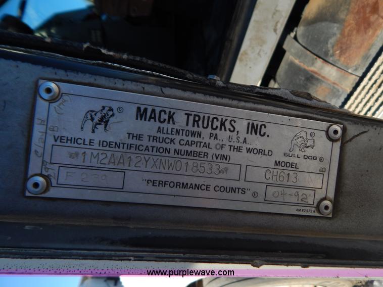 image for item H3908 1992 Mack CH613 semi truck