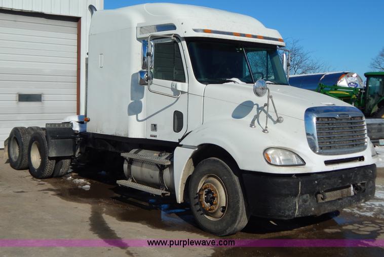 image for item H3909 2004 Freigtliner Columbia semi truck