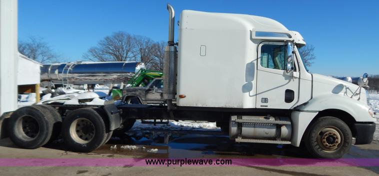 image for item H3909 2004 Freigtliner Columbia semi truck