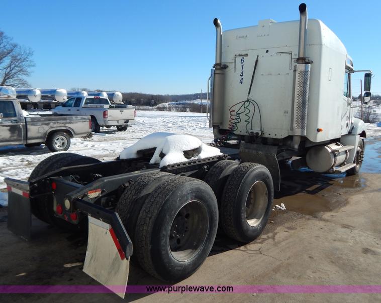 image for item H3909 2004 Freigtliner Columbia semi truck