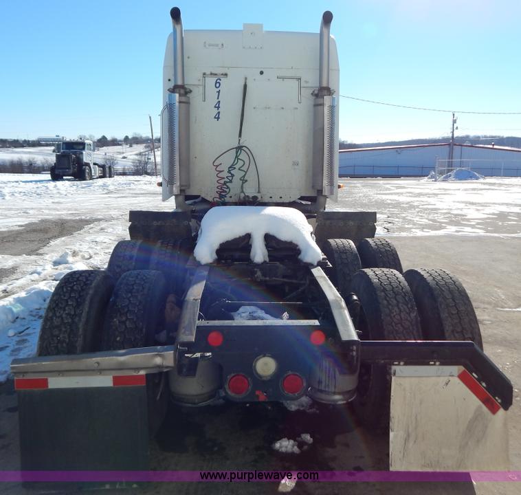 image for item H3909 2004 Freigtliner Columbia semi truck